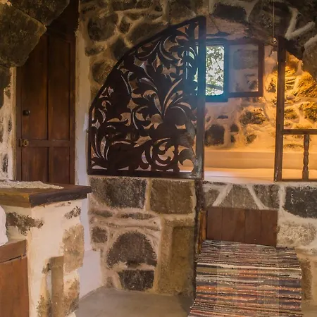 Palaiokastro Traditional House * Mandrákion